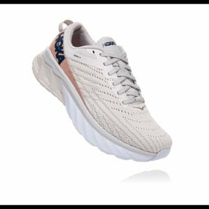 HOKA ONE ONE ARAHI 4